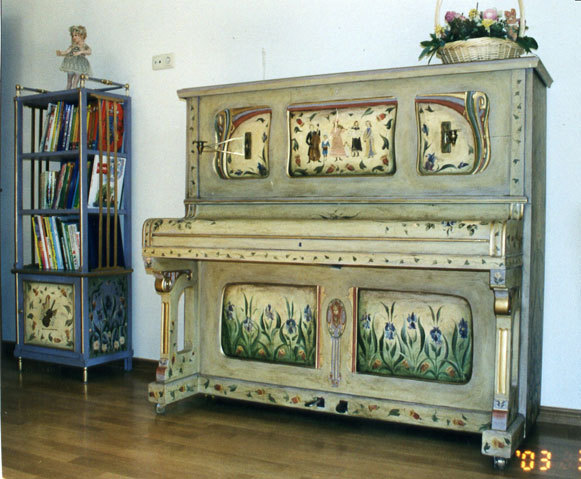 coloring of the old piano