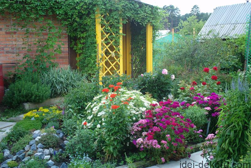 Flower garden in front of the house: 30 photo ideas - California decor ...