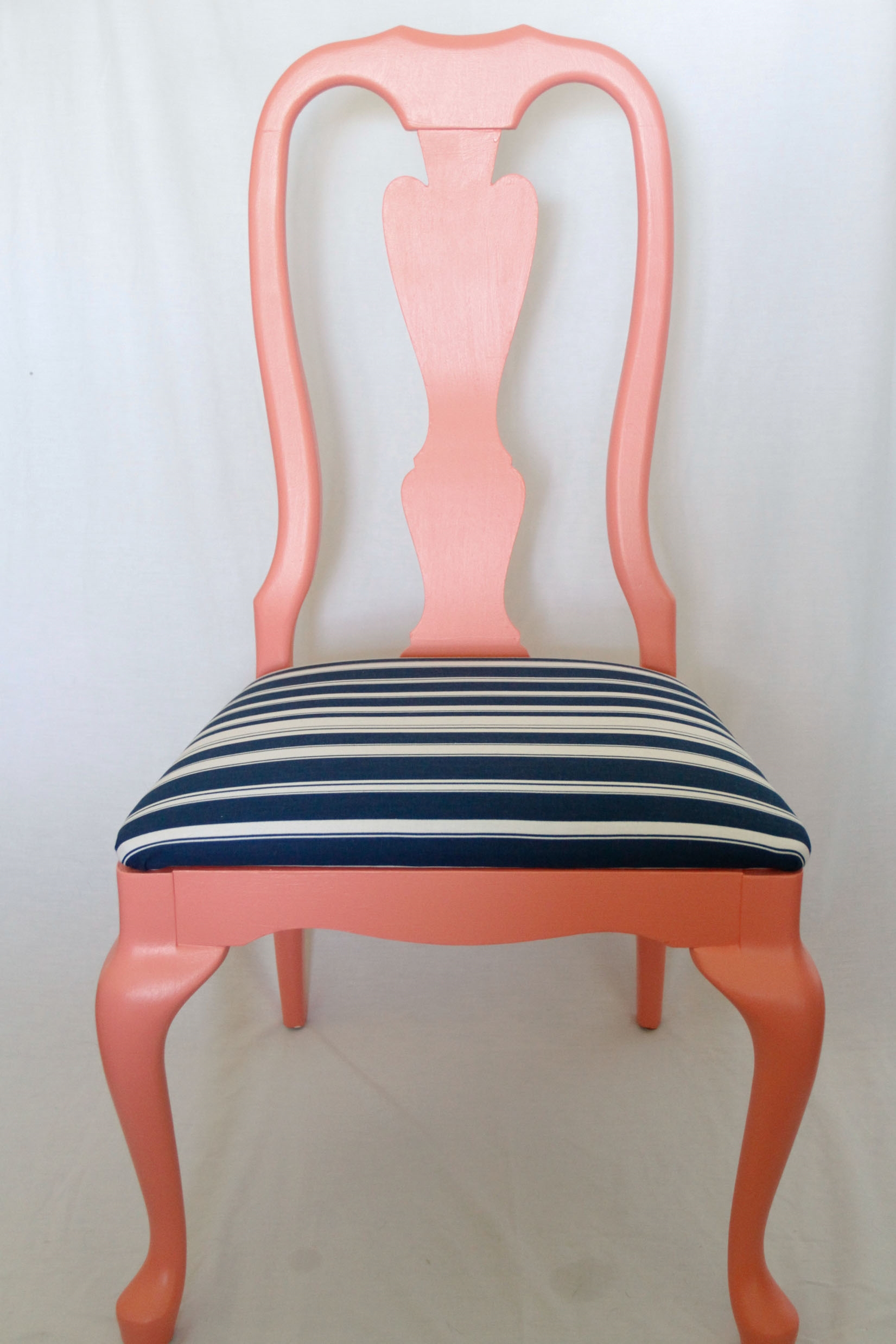 Chair with a pink base and an original pillow