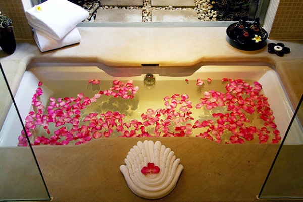 як прикрасити ванну для романтичного вечора