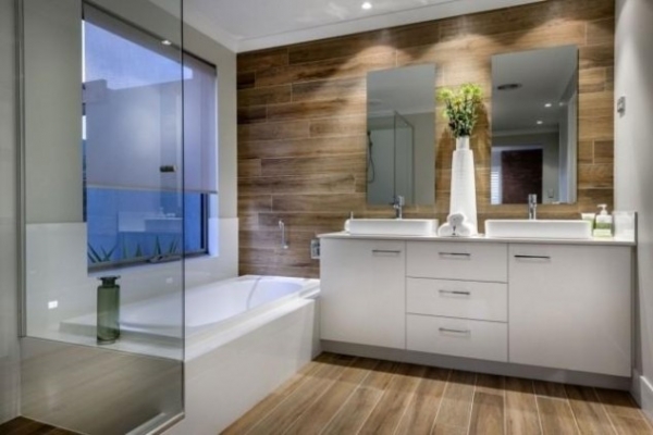 компактна ванна кімната з деревяними елементами