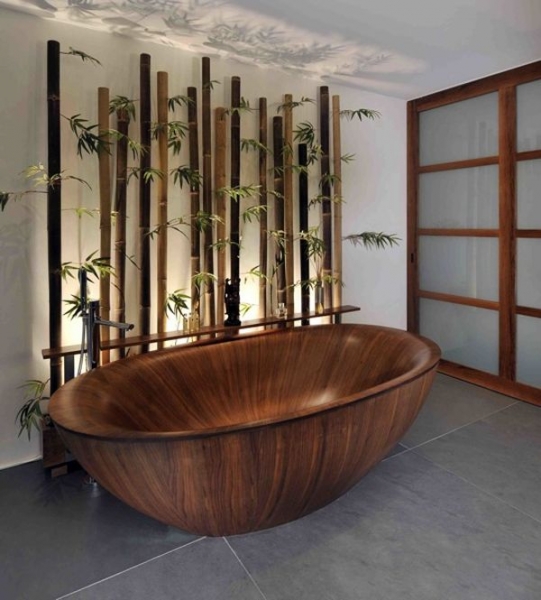 деревяна ванна біля бамбуку