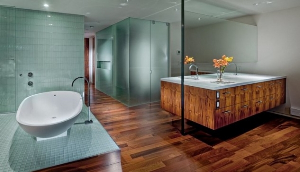 деревяна підлога у ванній кімнаті