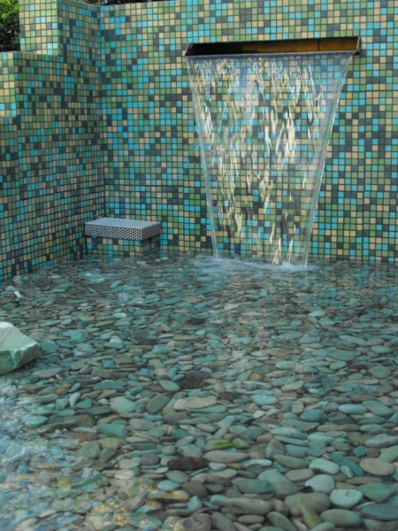 водопад з стіни, викладеної мозаїкою на камяну підлогу
