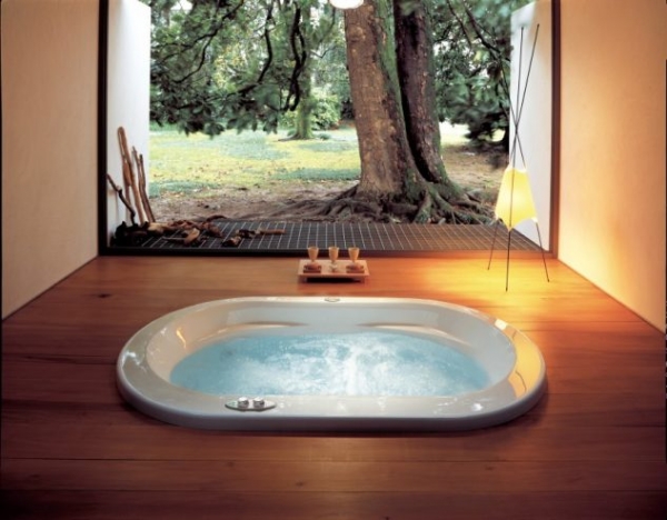 по середні ванної кімнати вмонтоване у підлогу джакузі, на стіні ванні відображена природа