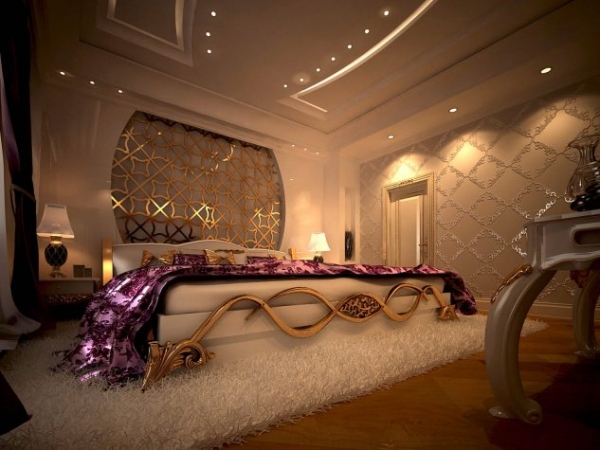 спальня з легкою пдісвіткою, велике ліжко на коврі, за ліжком декторативна сітка