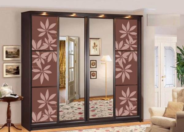гардероб з зображенням листя на дверях
