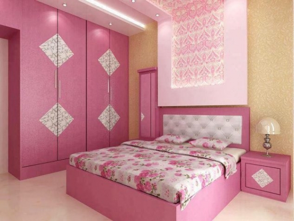 спальня з шафою та стінами у розових тонах