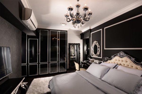 сучасний дизайн спальні у поєднанні з класикою - люстра, шафа, телевізор