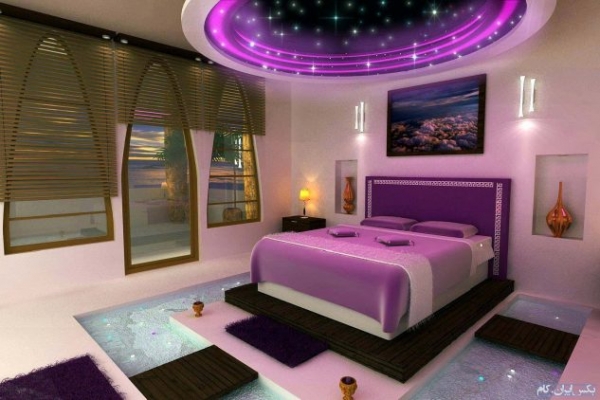 над ліжком кругла стеля з зоряною підсвіткою, ліжко у спальні розташоване на острові, фіолетові тони