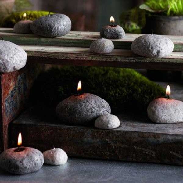 свічки у камінні