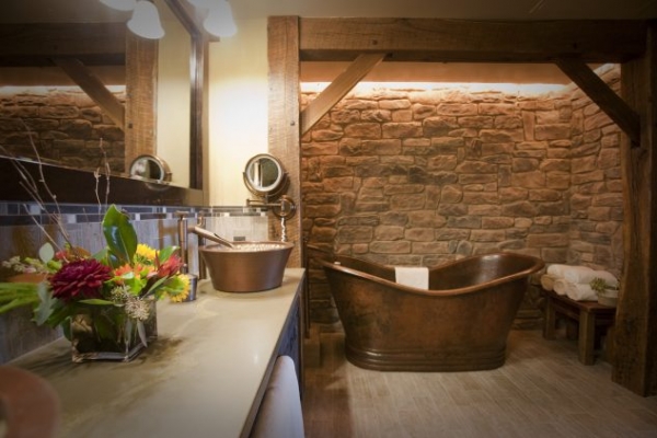 використання каміння у ванній кімнаті з деревяними елментами