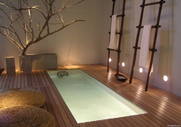 деревяна підлога у ванні з бамбуковими підставками для рушників