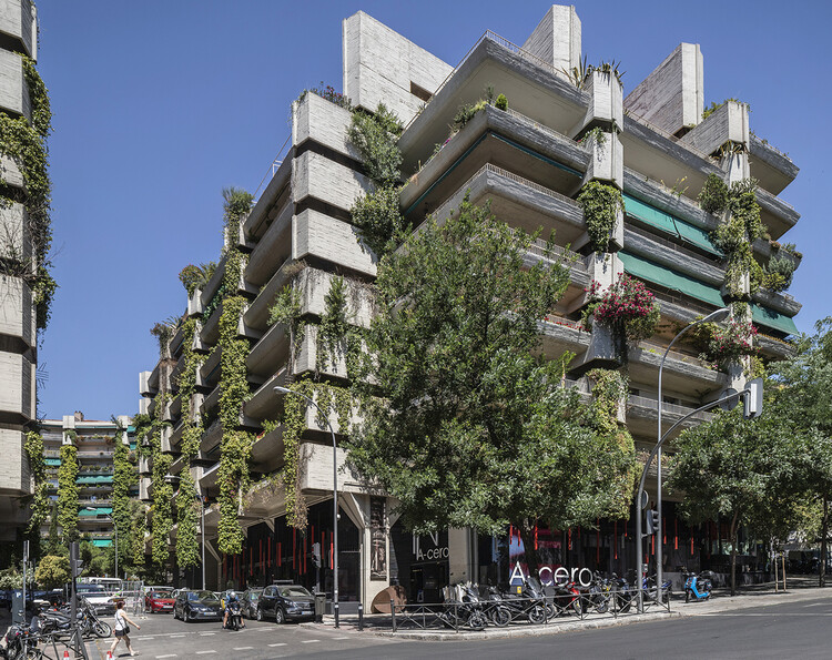 Edificio Princesa - residential buildings for the Military Housing Cooperative in Madrid, Spain photographed by Roberto Conte. Image © Roberto Conte