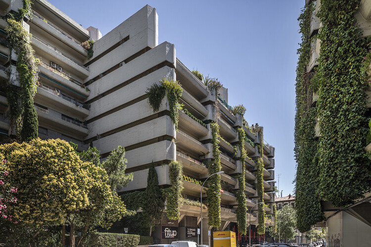 Edificio Princesa - residential buildings for the Military Housing Cooperative in Madrid, Spain photographed by Roberto Conte. Image © Roberto Conte