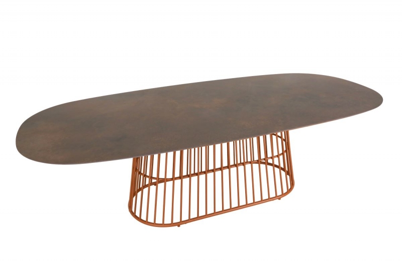 Parsifal table has an aluminum structure and a Laminam top.