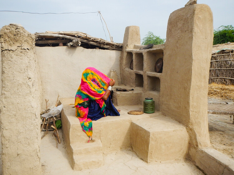 Building Chulahs: innovating traditional stoves, 70.000 self-build. Image © Yasmeen Lari/Heritage Foundation of Pakistaneminist Work
