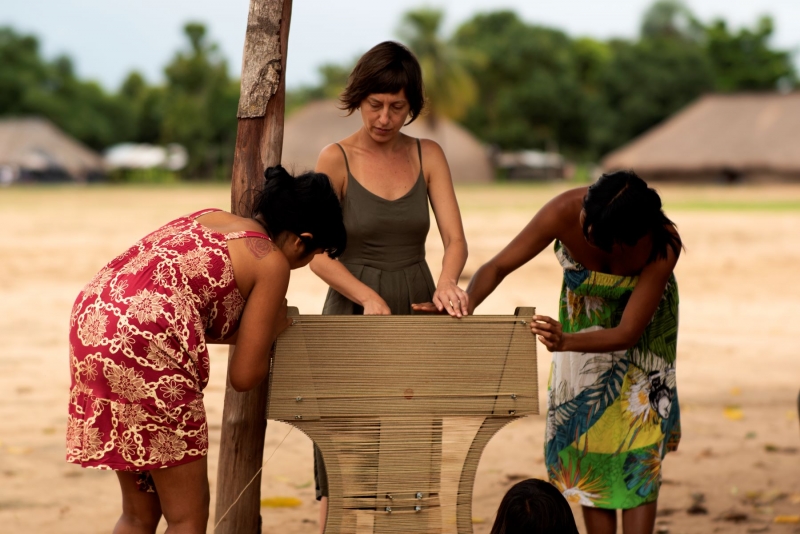 Production of covers for the Paulistano chair by the indigenous population of the Kamayura village.